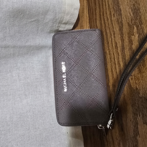 Michael Kors Quilted Brown Wristlet - Picture 1 of 4